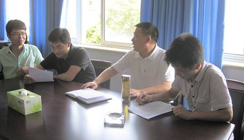 石碧(左三)与学生讨论问题